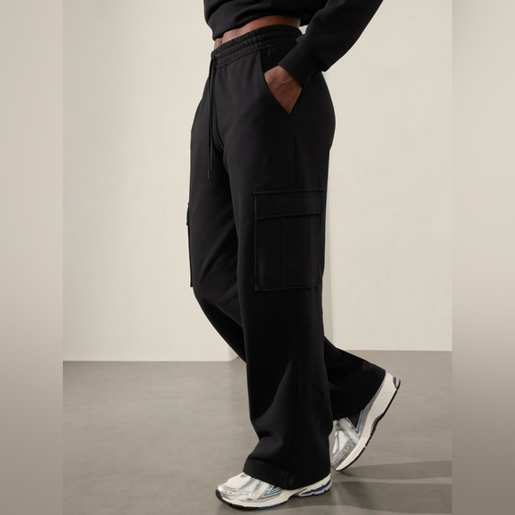 Athleta Easy Fleece Mid Rise Cargo Pant // Black - Picture 4 of 16